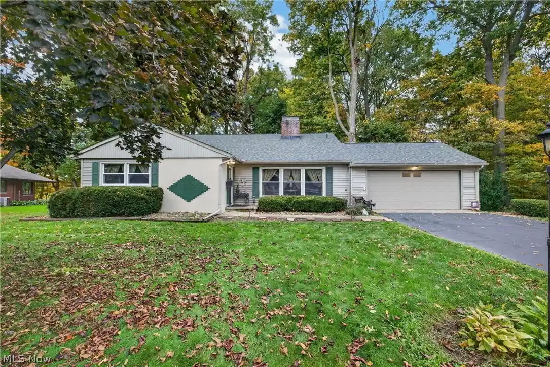 Photo 1 of Single family home for sale at 200 Manor Dr, Columbiana, OH 44408 | MLS# 5254081 | Listing updated on 2026-10-29