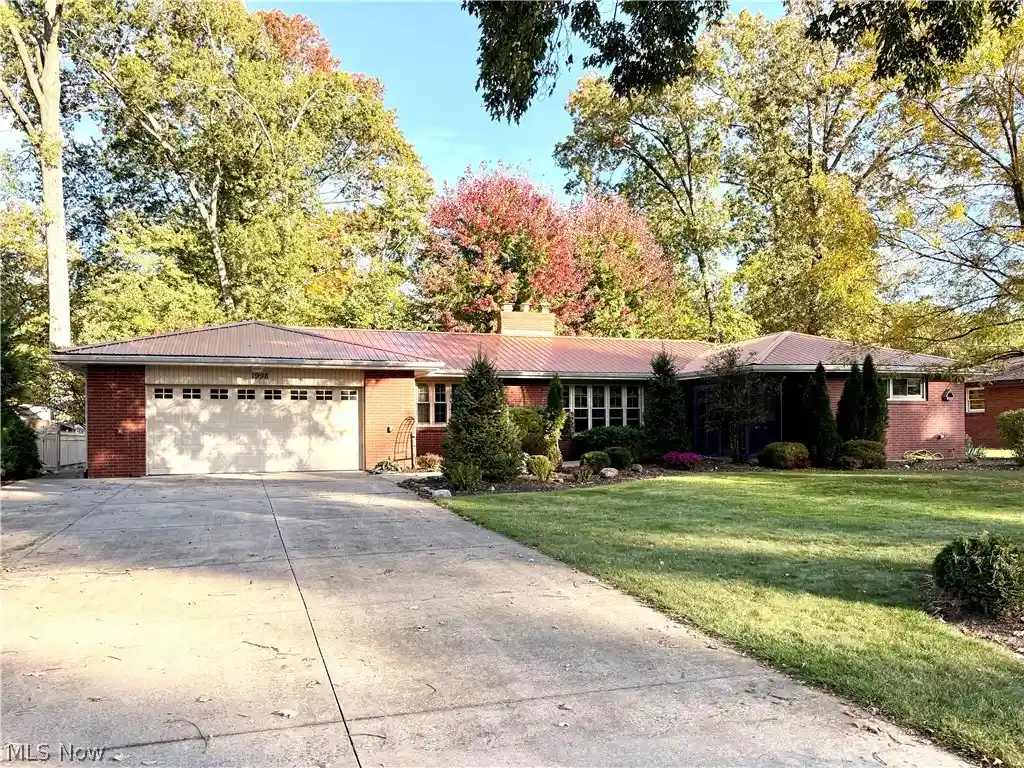 Photo 1 of Single family home for sale at 1998 Roberts Ln Ne, Warren, OH 44483 | MLS# 5253528 | Listing updated on 2026-10-21