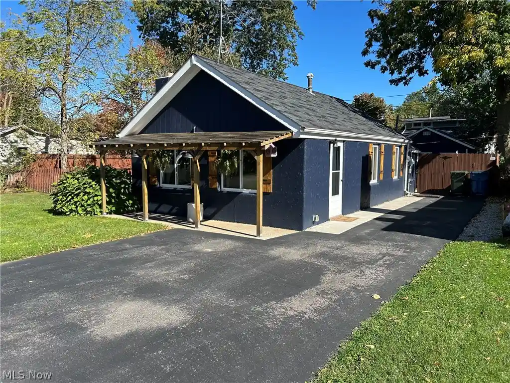 Single family home for sale at 303 Roxboro Rd, Vermilion, OH 44089 | MLS# 5254165