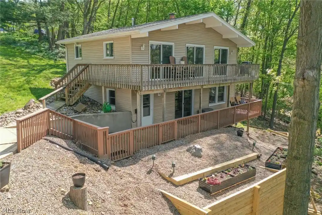 Single family home for sale at 195 Oneida Trl, Malvern, OH 44644 | MLS# 5254279