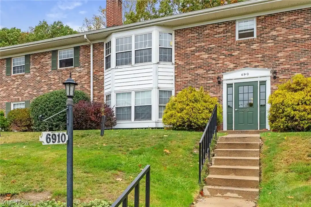 Condo for sale at 6910 Carriage Hl Dr #204, Brecksville, OH 44141 | MLS# 5253868
