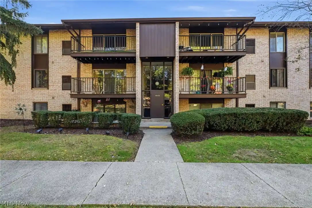 Condo for sale at 16435 Heather Ln #202, Cleveland, OH 44130 | MLS# 5254608