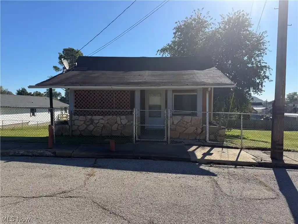 Photo 1 of Single family home for sale at 1318 Dillaway St, Parkersburg, WV 26101 | MLS# 5255306 | Listing updated on 2026-10-22