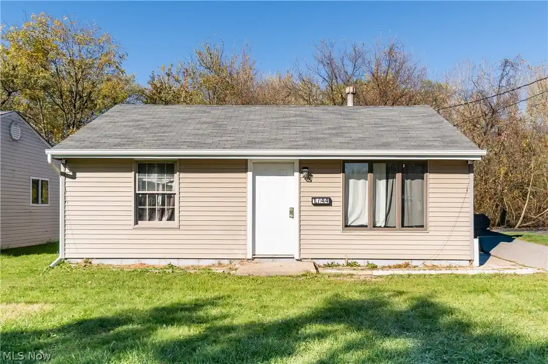 Photo 1 of Sale Pending at 1744 Victoria St Sw, Warren, OH 44485 | MLS# 5255366 | Listing updated on 2026-10-26