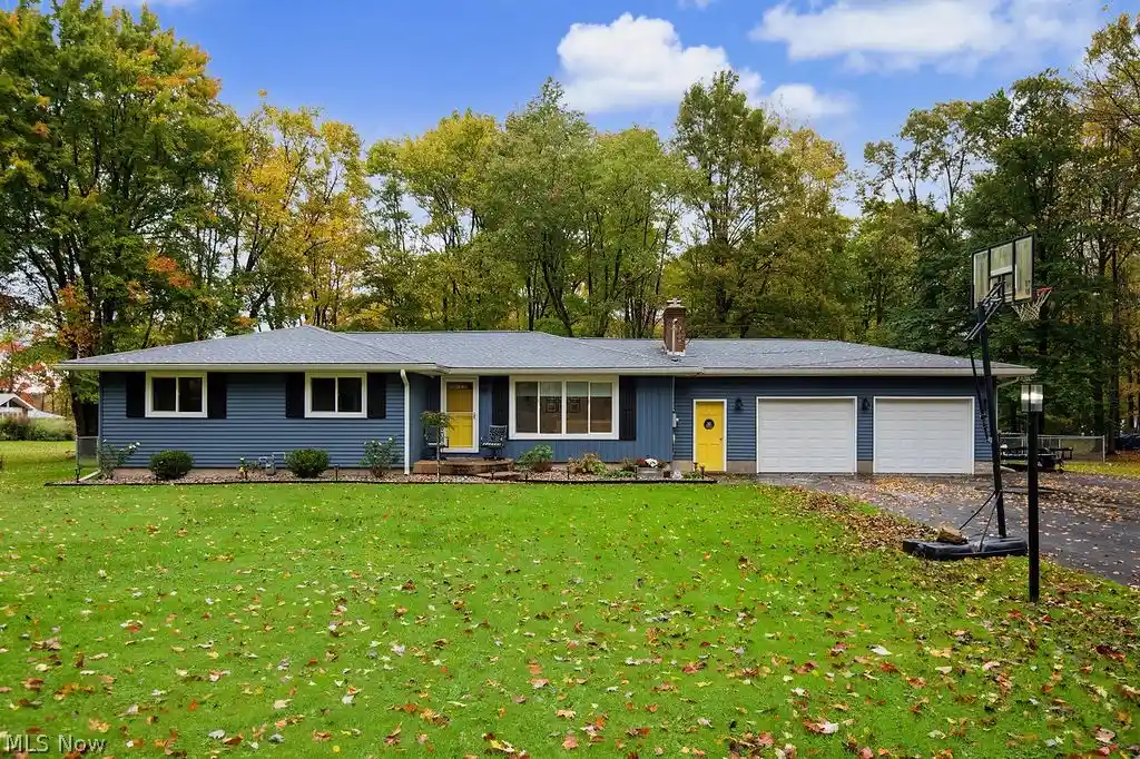 Photo 1 of Single family home for sale at 1533 Lake Dr, Hubbard, OH 44425 | MLS# 5255484 | Listing updated on 2026-10-24