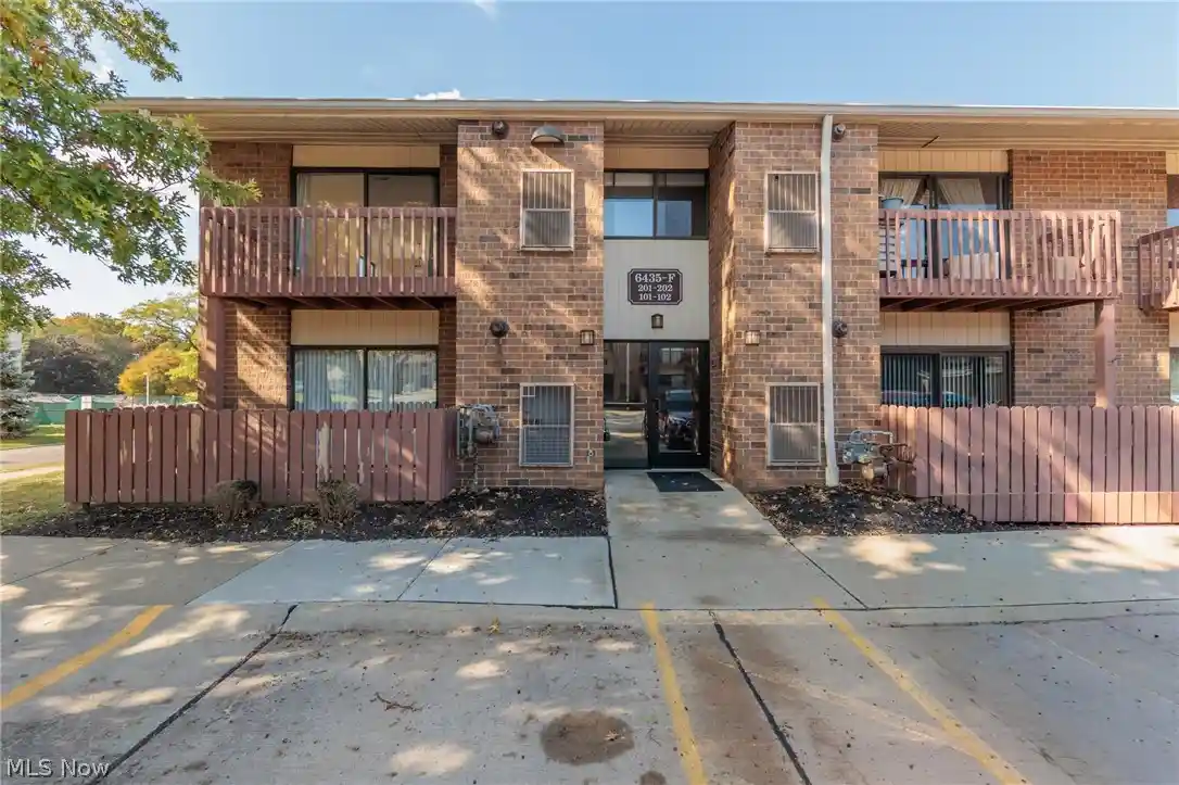 Listing Photo 1 - Condo for sale in 6435 Princeton Ct located at 6435 Princeton Ct, Parma Heights, OH 44130 - Unit #F101