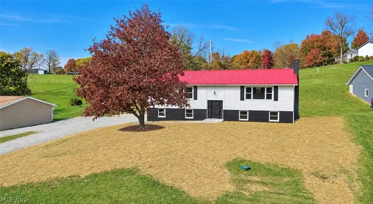 Photo 1 of Single family home for sale at 405 Walnut Hills Dr, Zanesville, OH 43701 | MLS# 5256225 | Listing updated on 2026-10-29
