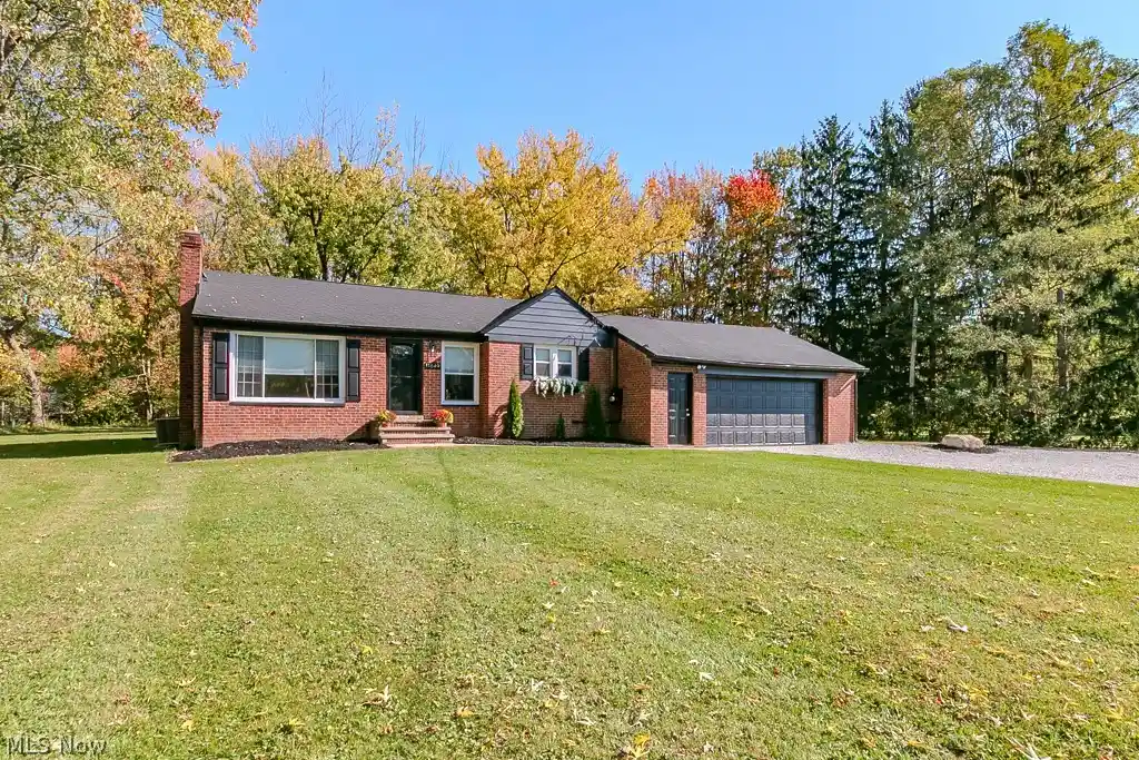 Single family home for sale at 11649 E Hill Dr, Chesterland, OH 44026 | MLS# 5256227
