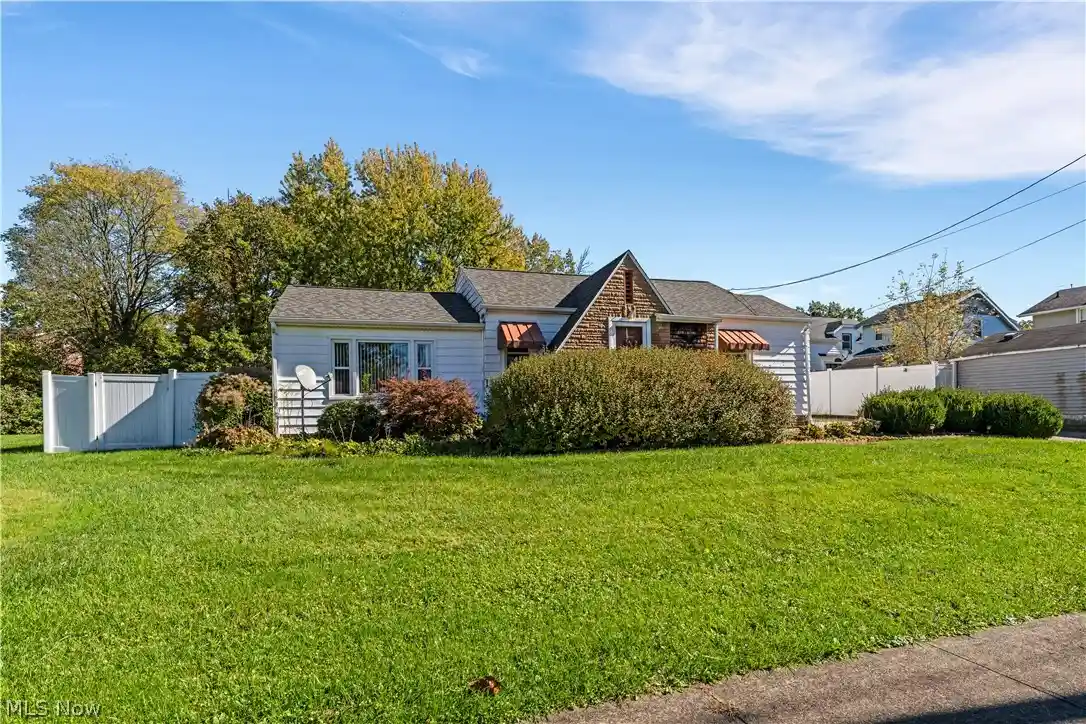 Single family home for sale at 417 Otis Ct SE, Girard, OH 44420 | MLS# 5255316