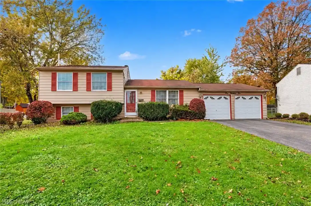 Single family home for sale at 102 Blossom Ln, Niles, OH 44446 | MLS# 5256657