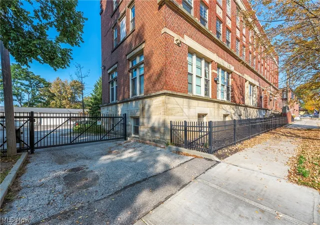 Listing Photo 4 - Condo for sale in building located at 3200 Franklin Blvd, Cleveland, OH 44113 - Unit #3A