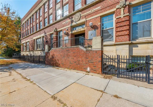 Listing Photo 5 - Condo for sale in building located at 3200 Franklin Blvd, Cleveland, OH 44113 - Unit #3A