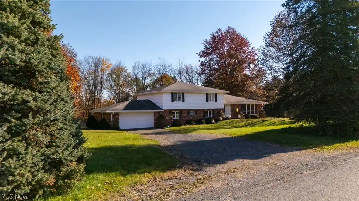 Photo 1 of Single family home for sale at 495 Gaston Rd, Weirton, WV 26062 | MLS# 5253101 | Listing updated on 2026-10-30