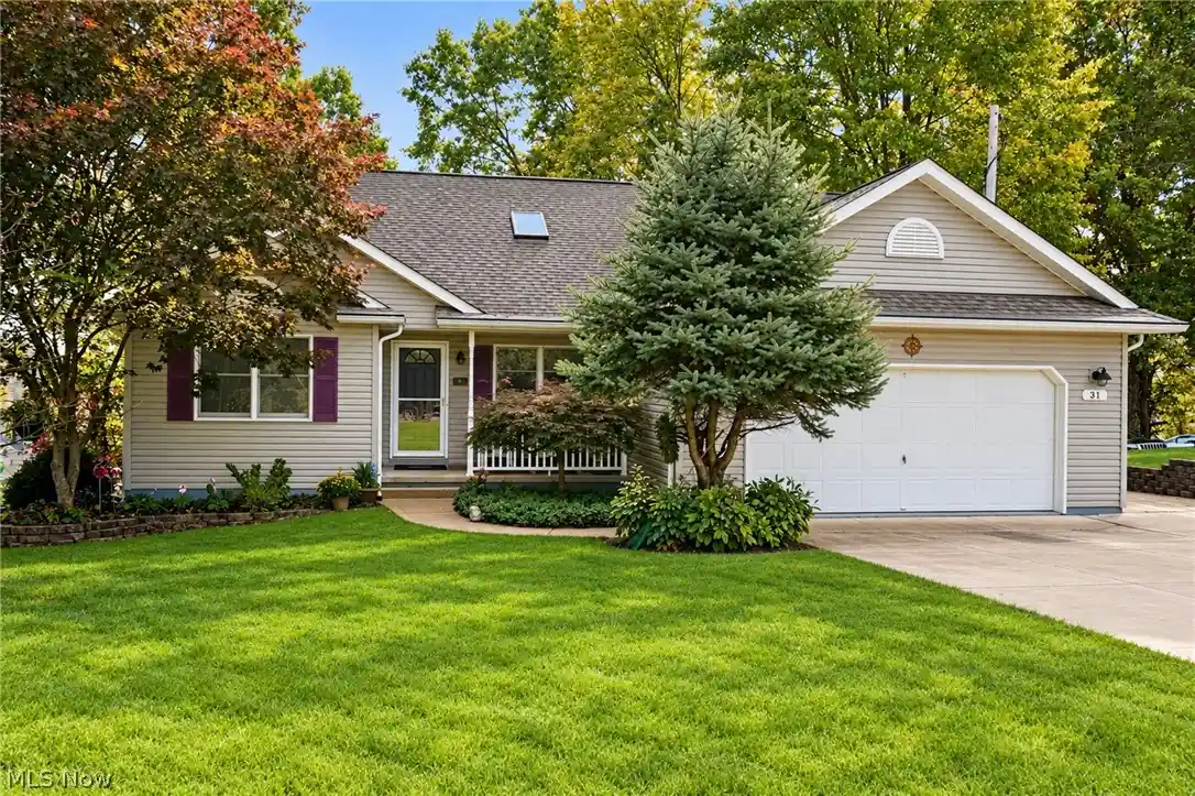 Single family home for sale at 31 Pueblo Trl, Malvern, OH 44644 | MLS# 5257235