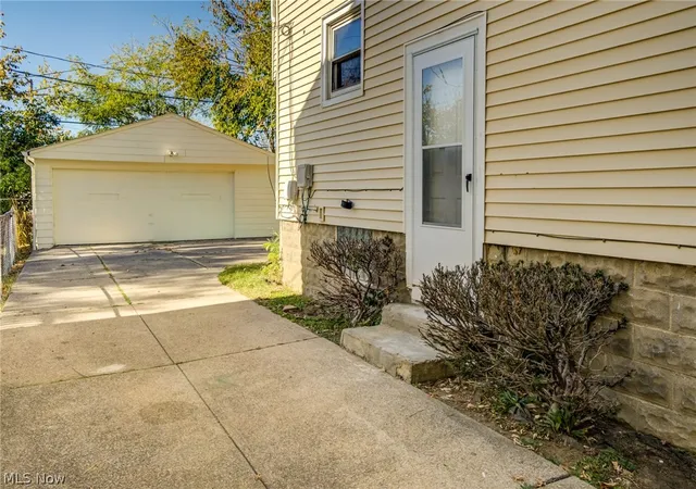 Photo 4 of Single family home for sale at 5328 Vine St, Maple Heights, OH 44137 | MLS# 5257260 | Listing updated on 2026-10-30