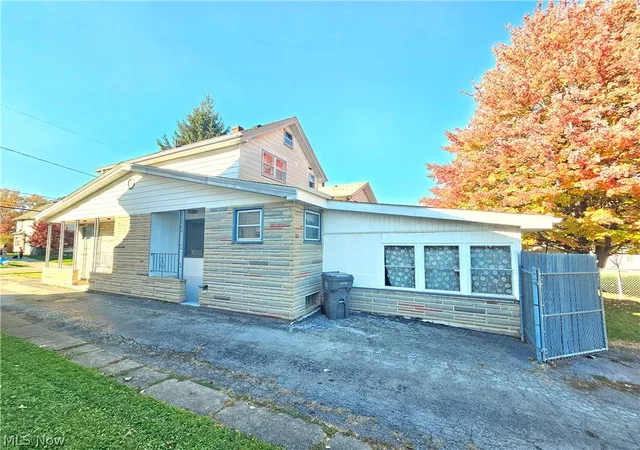 Photo 3 of Single family home for sale at 139 N Richview Ave, Youngstown, OH 44509 | MLS# 5256996 | Listing updated on 2026-10-30