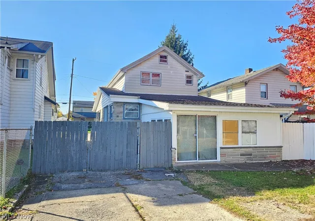 Photo 4 of Single family home for sale at 139 N Richview Ave, Youngstown, OH 44509 | MLS# 5256996 | Listing updated on 2026-10-30