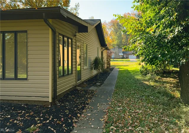 Photo 4 of Single family home for sale at 483 E Ridgewood Dr, Seven Hills, OH 44131 | MLS# 5255578 | Listing updated on 2026-10-30