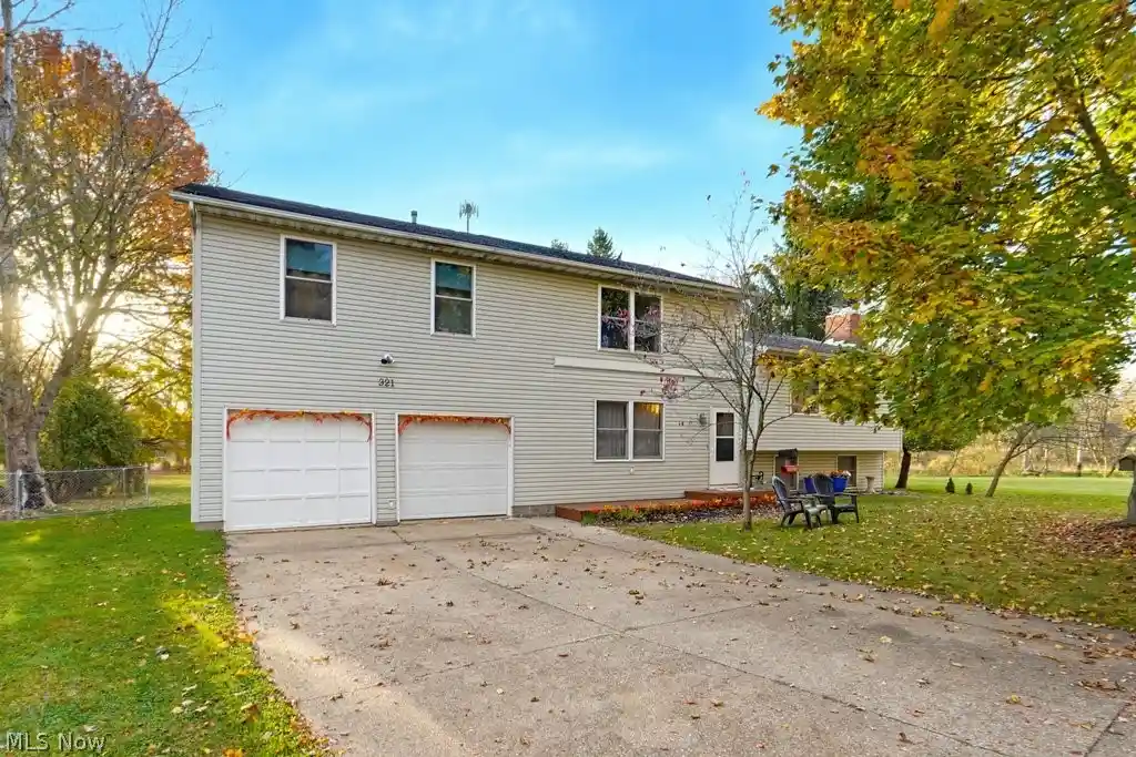 Single family home for sale at 321 Suzanne Dr, Kent, OH 44240 | MLS# 5257299