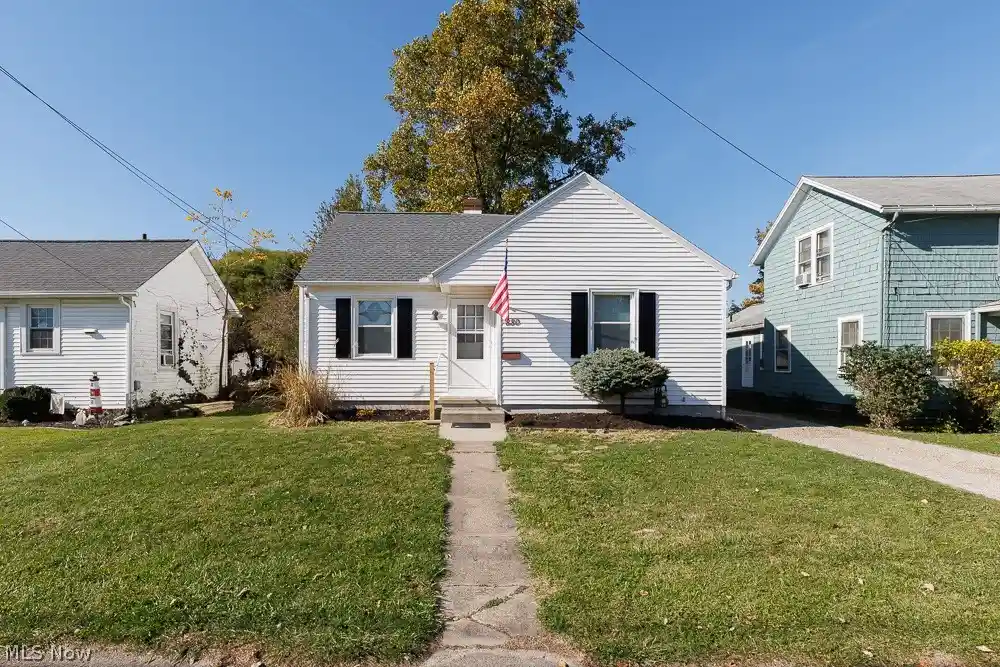 Single family home for sale at 880 Douglas St, Vermilion, OH 44089 | MLS# 5251468