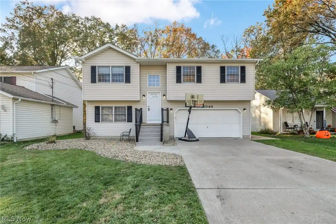 Single family home for sale at 6048 Ridgeview Blvd, North Ridgeville, OH 44039 | MLS# 5257003