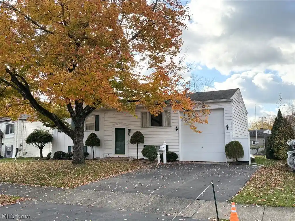 Single family home for sale at 3061 Tod Ave NW, Warren, OH 44485 | MLS# 5257092