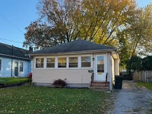 Single family home for sale at 1201 Kenmore Ave SE, Warren, OH 44484 | MLS# 5257464