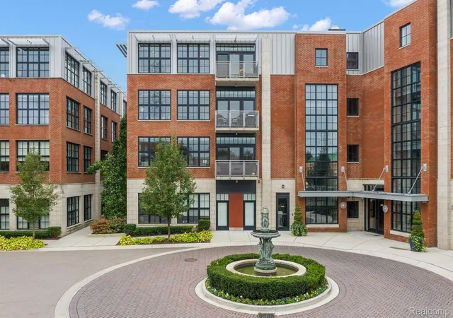 Condominium at 2051 Villa Rd #206, Birmingham, MI 48009 | MLS# 20221060729 | | Sold on 2024-02-02
