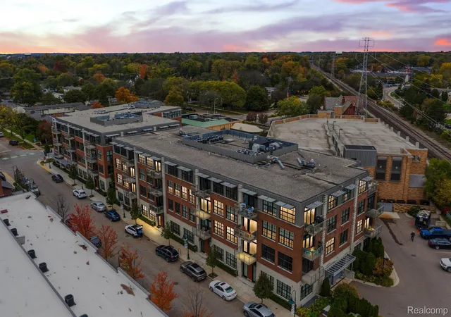 Condominium at 2051 Villa Rd #305, Birmingham, MI 48009 | MLS# 20230052079 | | Sold on 2023-10-26