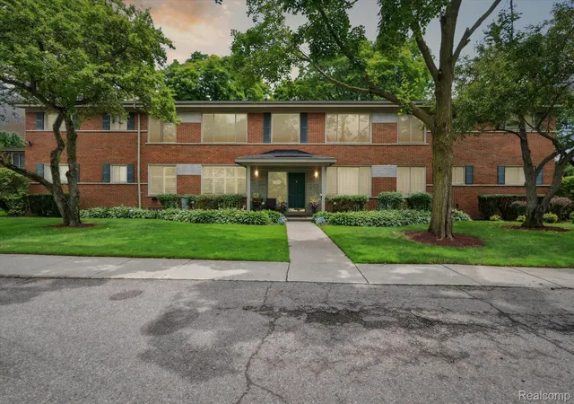 Condominium at 850 N Adams Rd #5, Birmingham, MI 48009 | MLS# 20230054616 | | Sold on 2023-08-03