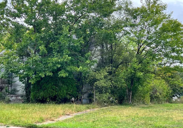 Photo 3 of Single family home for sale at 18620 Maine St, Detroit, MI 48234 | MLS# 20240071509 | Listing updated on 2026-02-04
