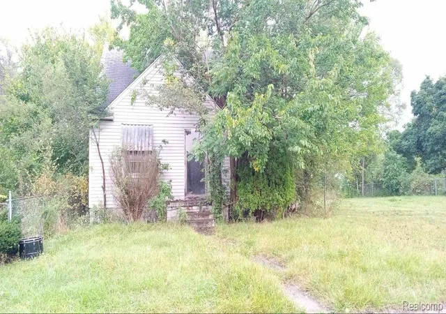Photo 4 of Single family home for sale at 18620 Maine St, Detroit, MI 48234 | MLS# 20240071509 | Listing updated on 2026-02-04