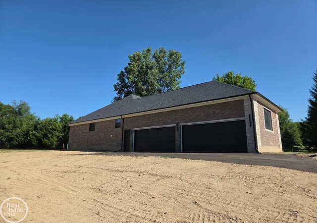 Photo 1 of Sale Pending at 880 Hemlock Dr, Oxford, MI 48370 | MLS# 58050162969 | Listing updated on 2026-08-19