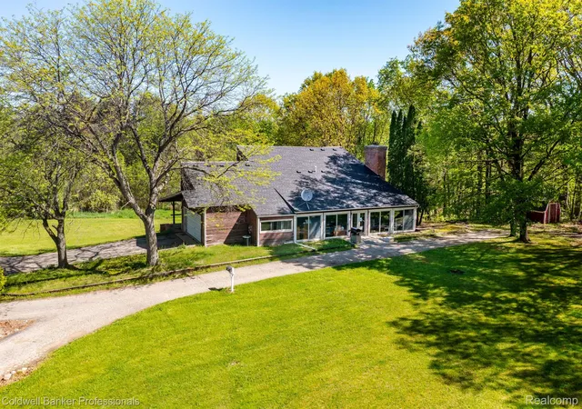 Photo 3 of Single family home for sale at 8899 Dwyer Rd, Howell, MI 48855 | MLS# 20250002444 | Listing updated on 2026-09-21