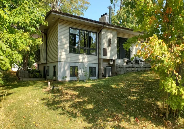 2nd image of 746 Lee St, South Haven, MI 49090 | MLS# 69025002951