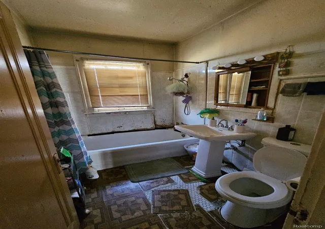 5th image of 2950 Lakewood St, Detroit, MI 48215