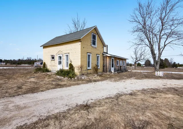 Photo 2 of House for sale at 17140 Honor Hwy, Interlochen, MI 49643 | MLS# 78080054860 | Listing updated on 2026-01-03