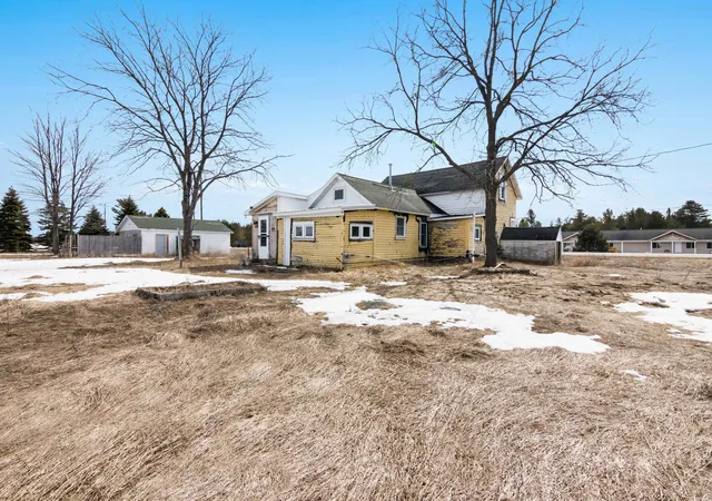 Photo 4 of House for sale at 17140 Honor Hwy, Interlochen, MI 49643 | MLS# 78080054860 | Listing updated on 2026-01-03