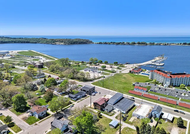 4th image of 929 S Washington Ave, Ludington, MI 49431 | MLS# 67025022436