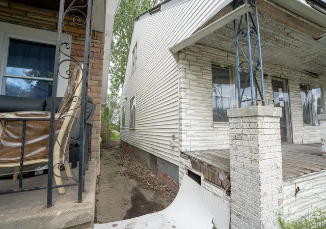 Homes for sale in Hamtramck, MI | 17257 Moenart St, Hamtramck, MI 48212 | MLS# 20250037273