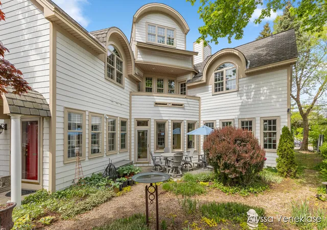 Photo 3 of Single family home for sale at 404 N Shore Dr, South Haven, MI 49090 | MLS# 65025024186 | Listing updated on 2026-08-26