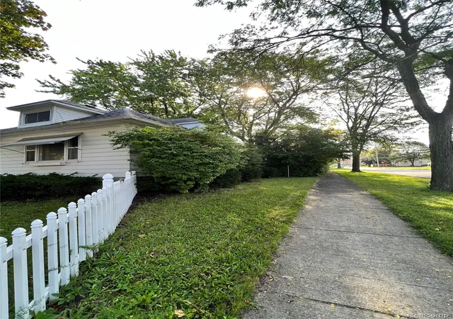 Photo 2 of Single family home for sale at 902 N Mason St, Saginaw, MI 48602 | MLS# 20251004672 | Listing updated on 2026-07-06