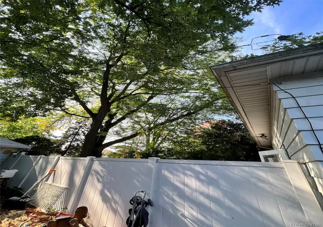 Photo 3 of Single family home for sale at 902 N Mason St, Saginaw, MI 48602 | MLS# 20251004672 | Listing updated on 2026-07-06
