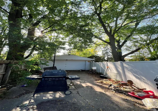 Photo 4 of Single family home for sale at 902 N Mason St, Saginaw, MI 48602 | MLS# 20251004672 | Listing updated on 2026-07-06