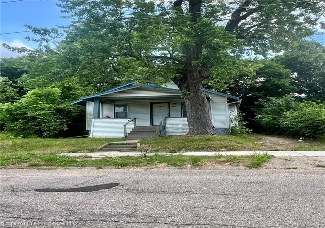 Photo 3 of Single family home for sale at 802 E Russell Ave, Flint, MI 48505 | MLS# 20251013270 | Listing updated on 2026-04-02