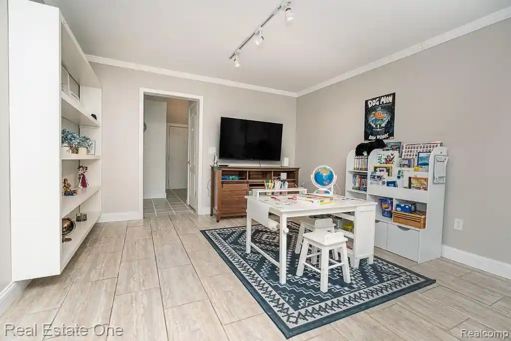 Listing Photo 1 - Condo for sale in 104 Manor Wy located at 104 Manor Wy, Rochester Hills, MI 48309 - Unit 104 Manor Way
