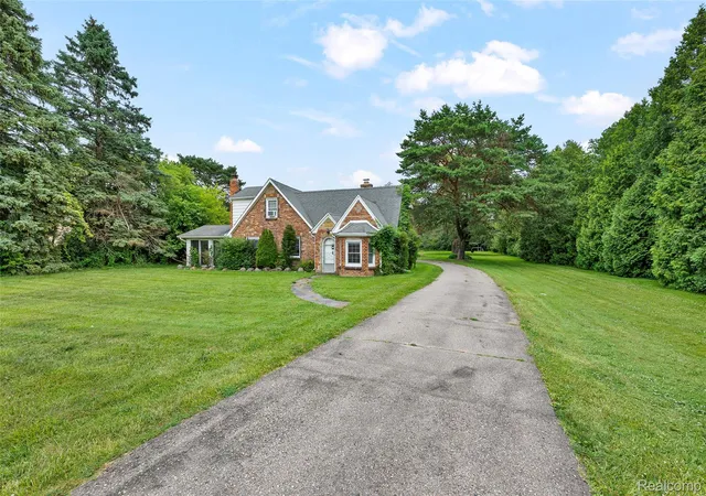 Photo 4 of Single family home for sale at 42192 Dequindre Rd, Sterling Heights, MI 48314 | MLS# 20251014985 | Listing updated on 2026-07-06