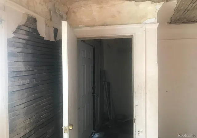 Listing Photo 4 - Condo for sale in building located at 5200 Maplewood St, Detroit, MI 48204