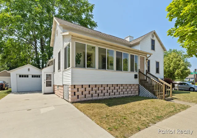 Photo 2 of Single family home for sale at 602 Jackson St, Grand Haven, MI 49417 | MLS# 65025033901 | Listing updated on 2026-02-11