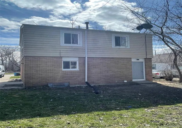 Photo 3 of Single family home for sale at 2116 Wood St, Saginaw, MI 48638 | MLS# 20251021296 | Listing updated on 2026-07-06
